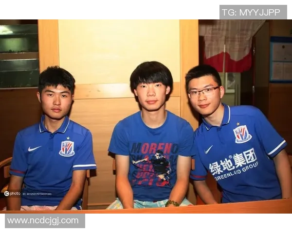 足球明星与粉丝亲密合影瞬间展现温馨互动与真挚情感