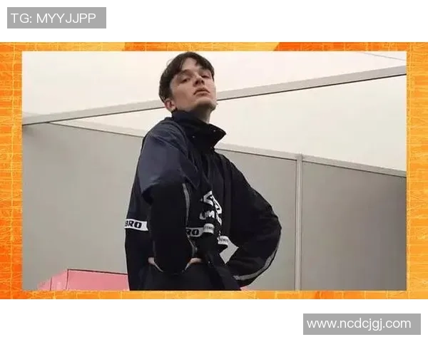 足球明星时尚新潮流 星裤子引领运动与休闲的完美融合